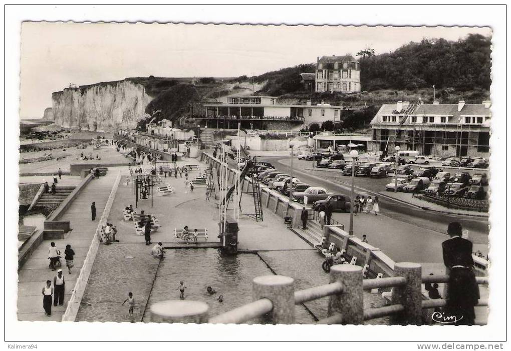 SEINE-MARITIME  /  VEULES-les-ROSES  /  VUE  GENERALE  DE  LA  PLAGE  VERS  LE  CASINO  ( Automobiles Et Travaux ) - Veules Les Roses