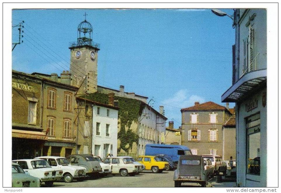 CPM De Lezoux   Au Centre De La Cité La Place Rimbert - Lezoux