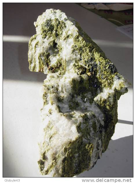 EPIDOTE ET QUARTZ  14,5 X 8 Cm OISANS - Minéraux