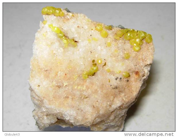 PYROMORPHITE JAUNE SUR QUARTZ 4,5 X 4 Cm   ASPRIERES - Mineralien