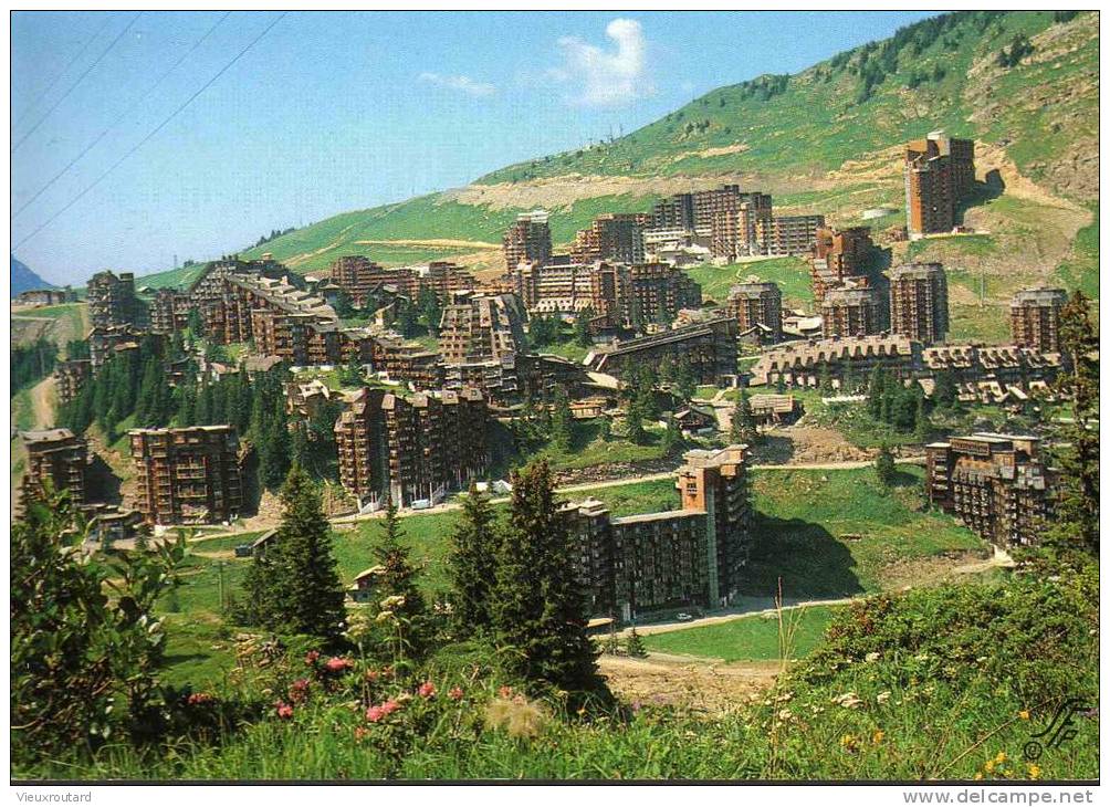 CPSM.  AVORIAZ. VUE GENERALE DE LA STATION EN ETE. TIMBRE 1,60 VERT NON OBLITERE. - Avoriaz