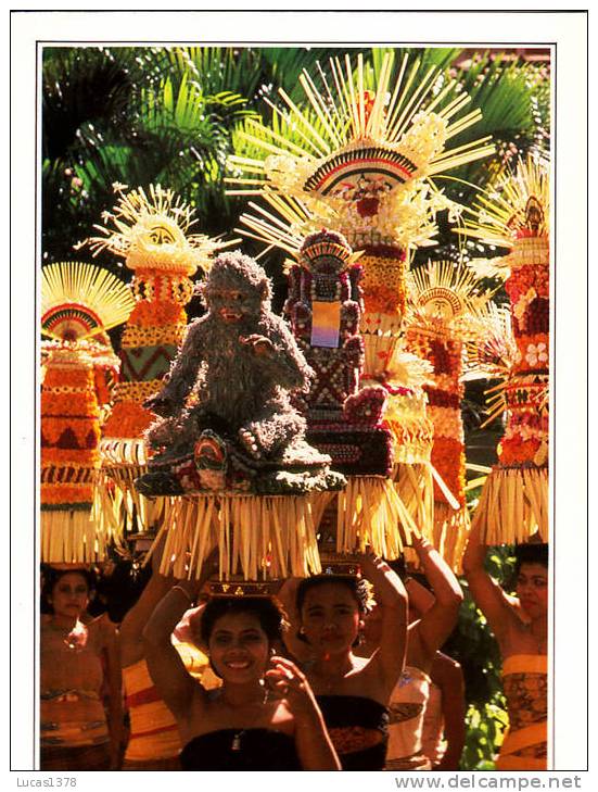 BALI / WOMEN OFFERING BEARERS - Indonesië