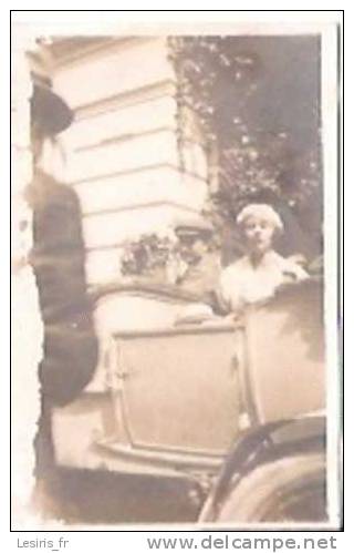 PHOTO - JEUNE FEMME DANS UNE VOITURE AVEC CHAUFFEUR - DEPART POUR MOULINET C'EST GUY QUI PREND - Non Classés