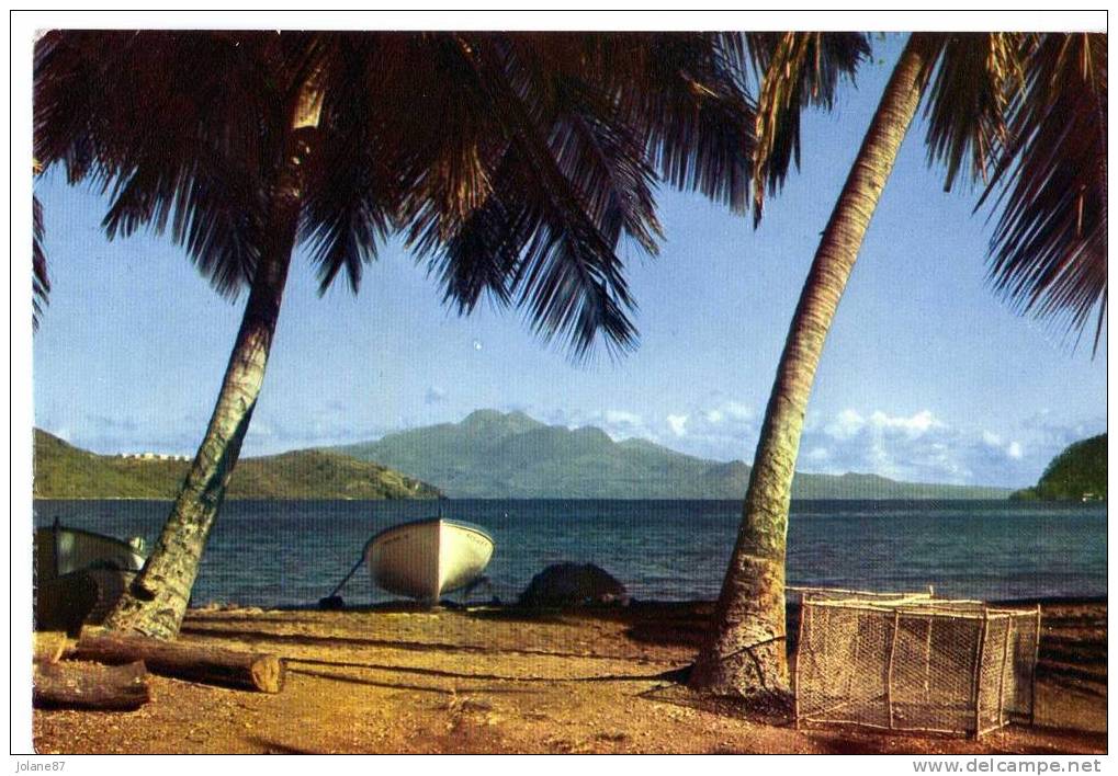 CPM   GUADELOUPE     BASSE TERRE ET LA SOUFRIERE VUES DES SAINTES 1979 - Basse Terre