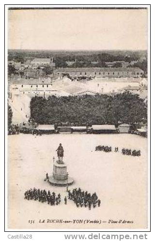 Cpa LA ROCHE SUR YON - Place D'armes (cérémonie Militaire) - La Roche Sur Yon