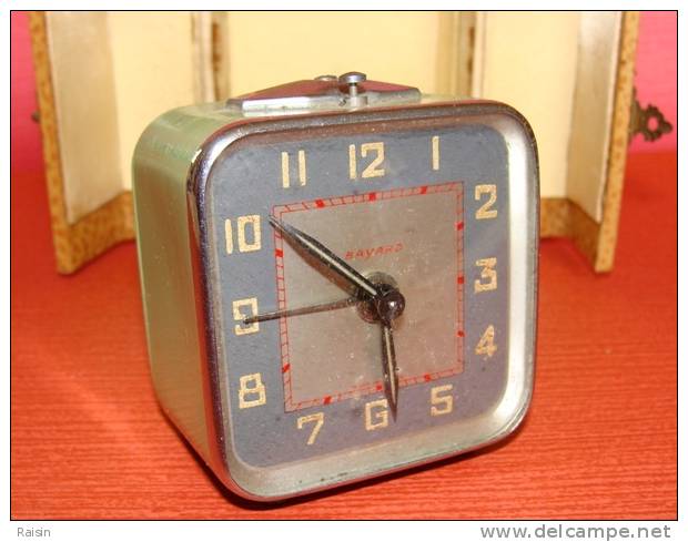 Ancien  Réveil  De  Voyage  Bayard Dans Son étui  Fonctionnement Parfait  TBE - Alarm Clocks