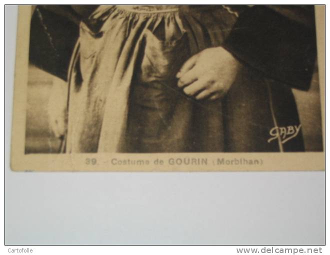 Lot 393 -1-   Gourin  Costume De Gourin Dans L'état  Il Y A Un Plis En Bas - Gourin