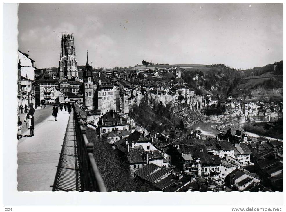 Cpsm SUISSE    FRIBOURG BASSE VILLE HOTEL DE VILLE CATHEDRALE - Fribourg