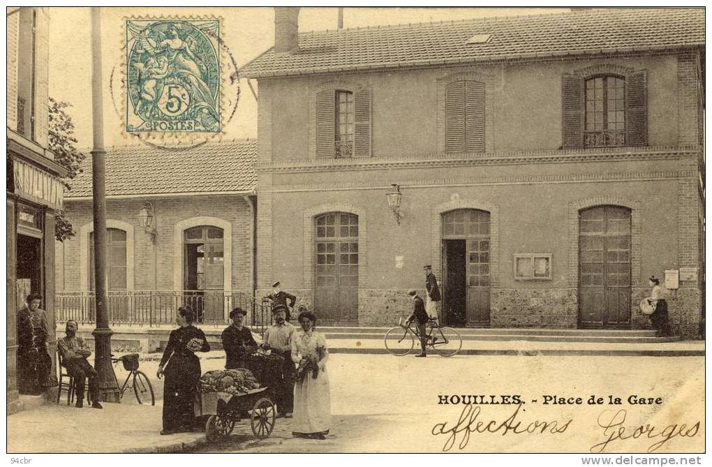 CPA(78) HOUILLES      Place De La Gare (leger Choc Bord Gauche) - Houilles