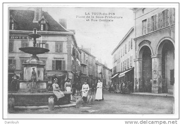 38 // LA TOUR DU PIN, Place De La Sous Préfecture Et Rue Centrale, ANIMEE, Fontaine - La Tour-du-Pin