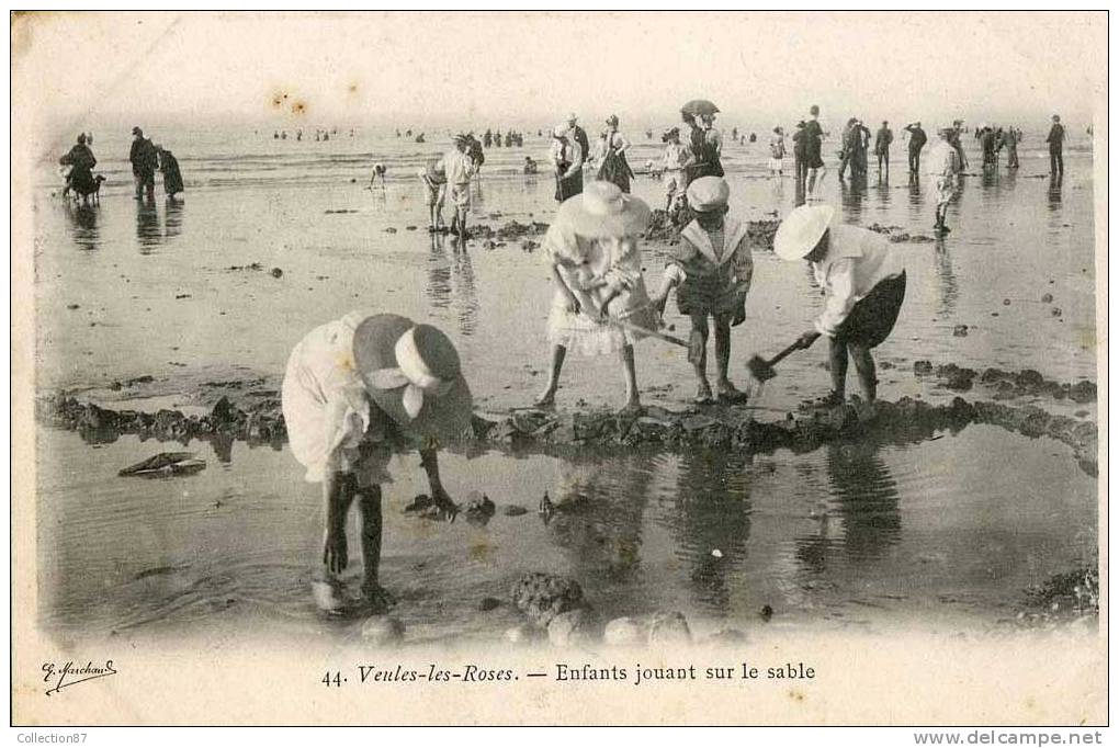 76 - SEINE MARITIME - VEULES Les ROSES - LA PLAGE - ENFANT JOUANT Sur Le SABLE - JEU - Veules Les Roses