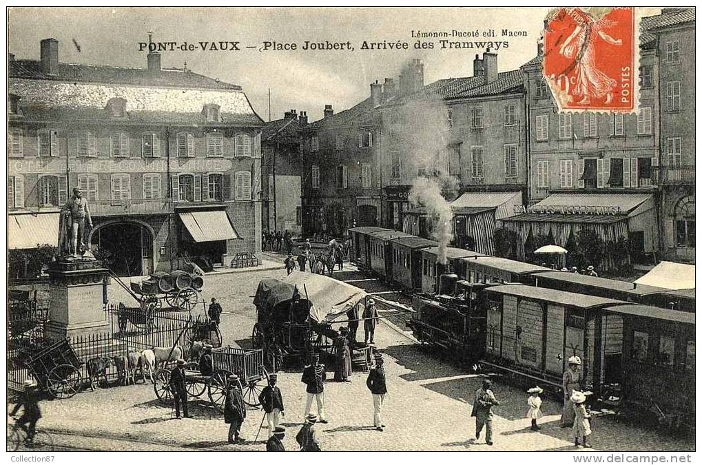 01 - AIN - PONT De VAUX - PLACE JOUBERT - ARRIVEE Des TRAMWAYS - TRAMWAY En GROS PLAN - Pont-de-Vaux