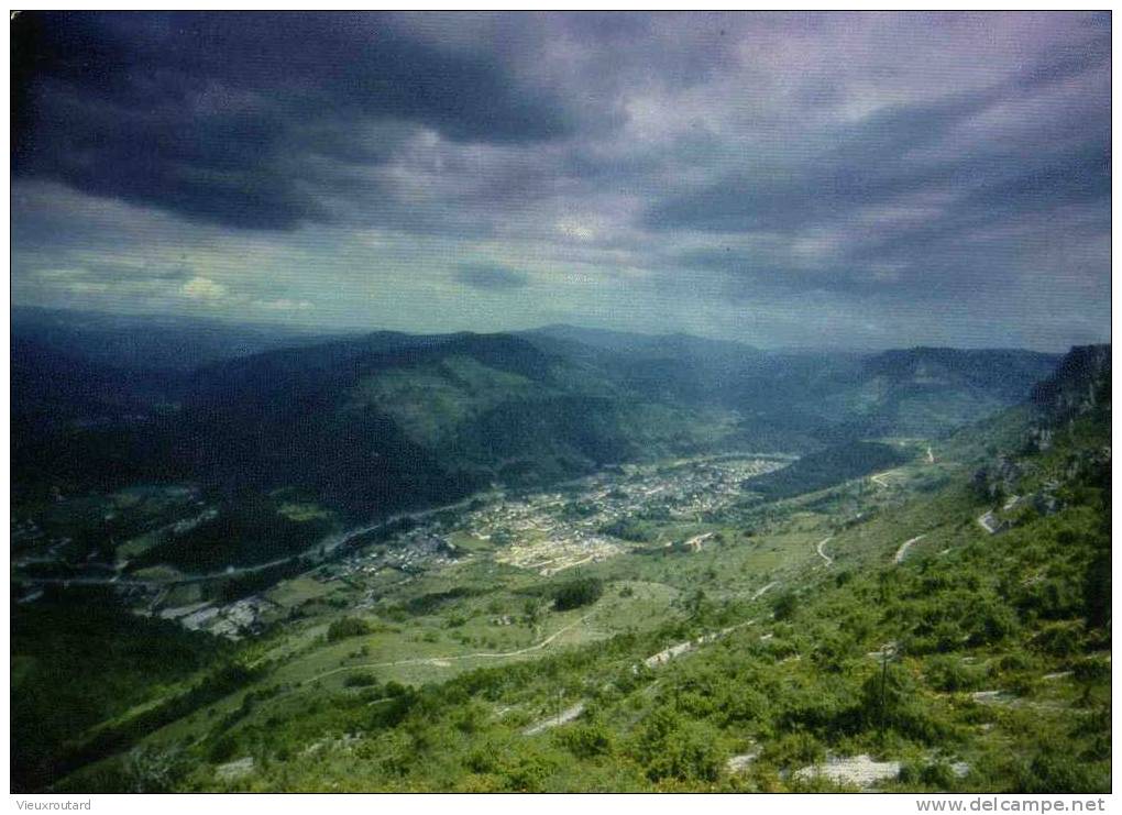 CPSM.  FLORAC. VUE PANORAMIQUE DE LA VILLE AU PIED DU CAUSSE MEJEAN. - Florac