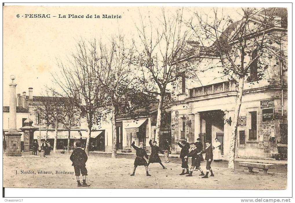 33 -   PESSAC  - La Place De La Mairie - Animée : Les Enfants Des écoles Jouent - Pub - Pessac