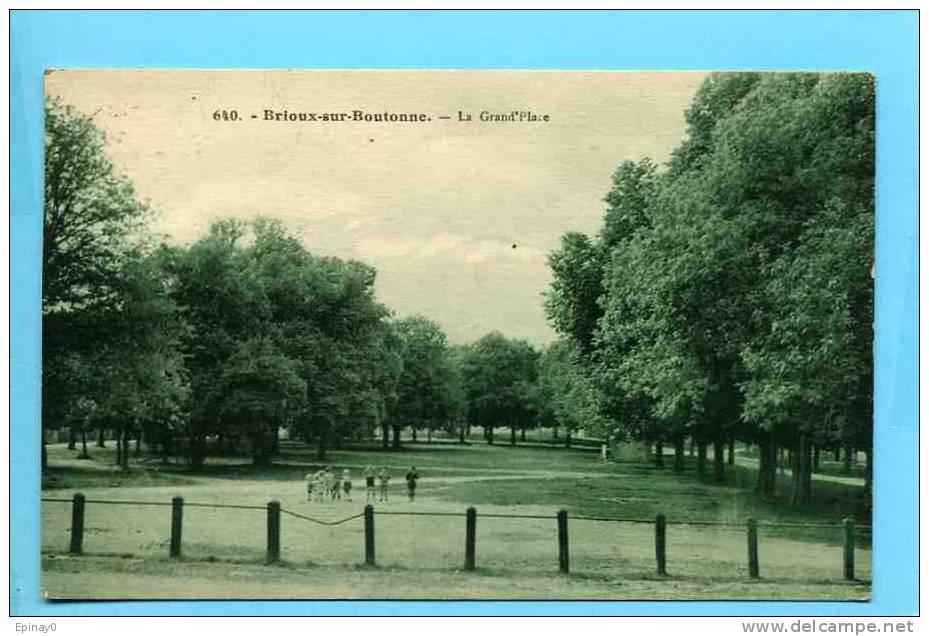 B - 79 - BRIOUX SUR BOUTONNE - La Grande Place - Brioux Sur Boutonne