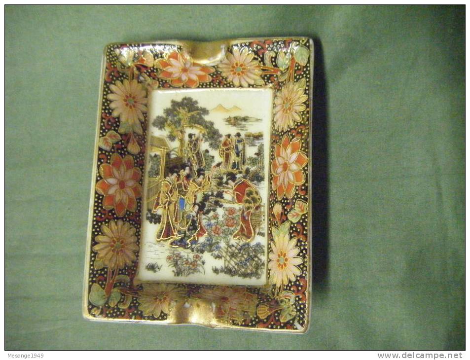 Cendrier -decor Asiatique-..-dimensions 11x 8,5cm - Porcelaine