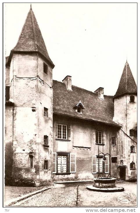 CHARLIEU Hôtel Du Prieur Cour D'Honneur Et Son Puits - Charlieu