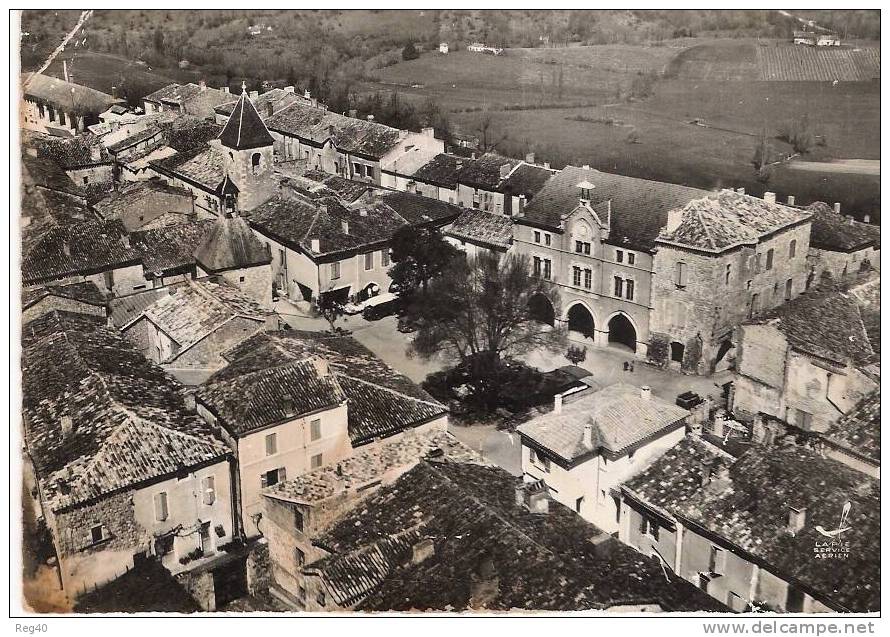 D47 - EN AVION AU DESSUS DE.... TOURNON D'AGENAIS - La Mairie Et La Place  - (GF) - Tournon D'Agenais