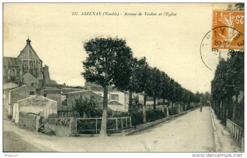 85 - CPA Aizenay - Avenue De Verdun Et L'Eglise - Aizenay