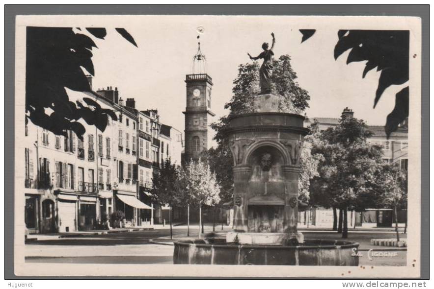 B - CARTE POSTALE - 63 - ISSOIRE - PLACE DE LA REPUBLIQUE - - Issoire