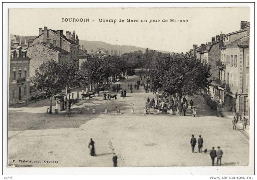 BOURGOIN  - Champ De Mars Un Jour De Marché. - Bourgoin