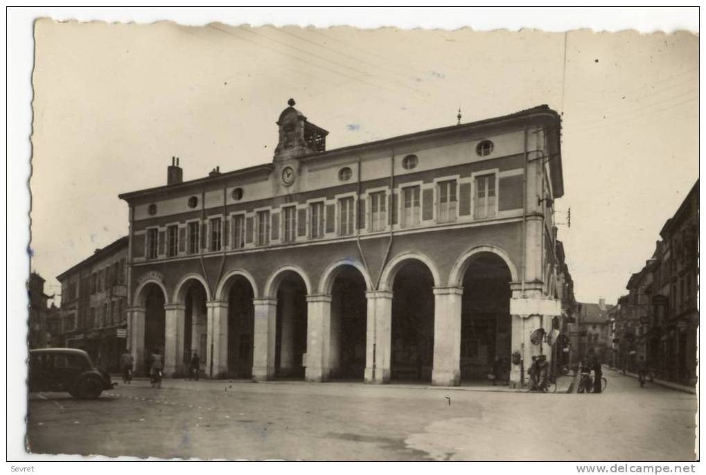 LA TOUR DU PIN- Les Halles Et La Rue D'Italie. CPSM 9x14 - La Tour-du-Pin