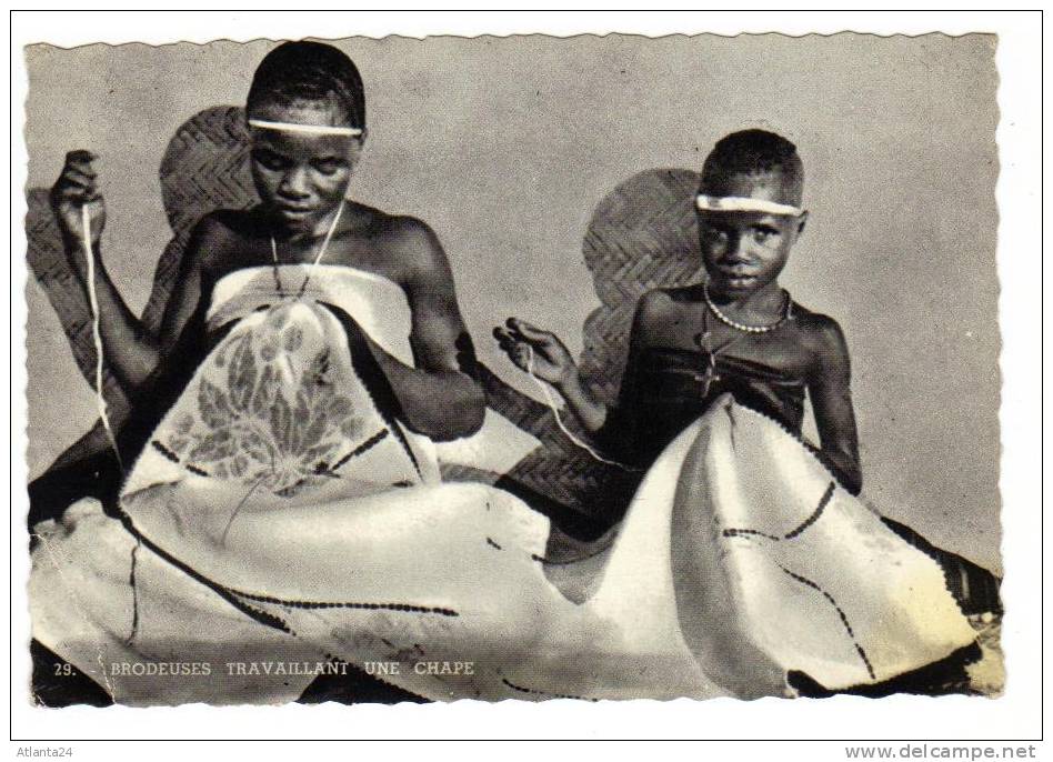 HAUTE VOLTA - BRODEUSES TRAVAILLANT UNE CHAPE - UPPER VOLTA - YOUNG GIRLS EMBROIDERING A COPE N°29  (BURKINA FASO) - Burkina Faso