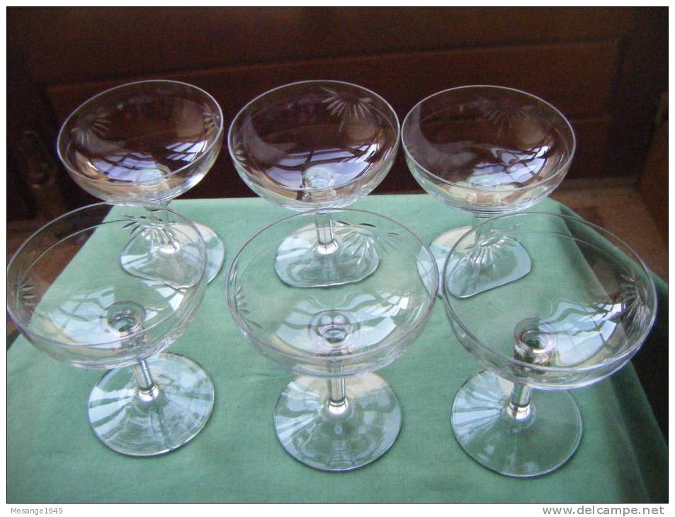 7 Verres A Champagne Hauteur 10.5 Cm En Cristal----- (sous Reserve) Tres Ancien         .           55-79 - Verres