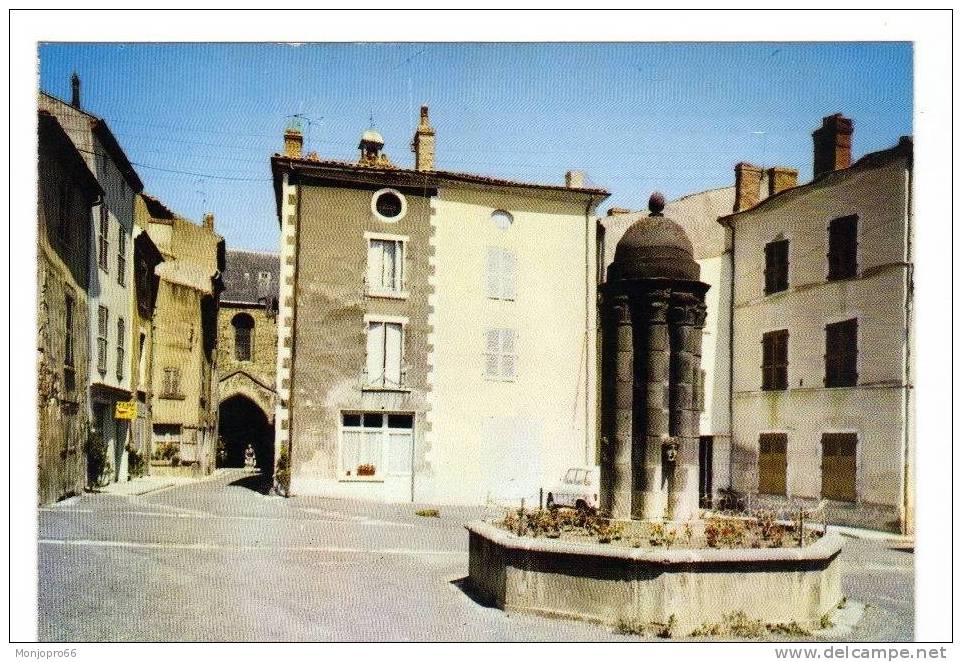 CPM De Saint Germain Lembron   Place Saint Jean Et La Fontaine - Saint Germain Lembron