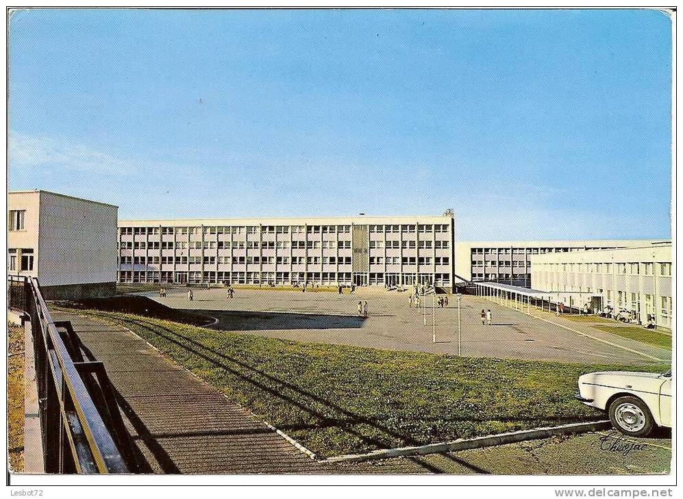 Cpm, Saint-Yrieix (Hte-Vienne), Le Lycée, Bien Animée - Saint Yrieix La Perche