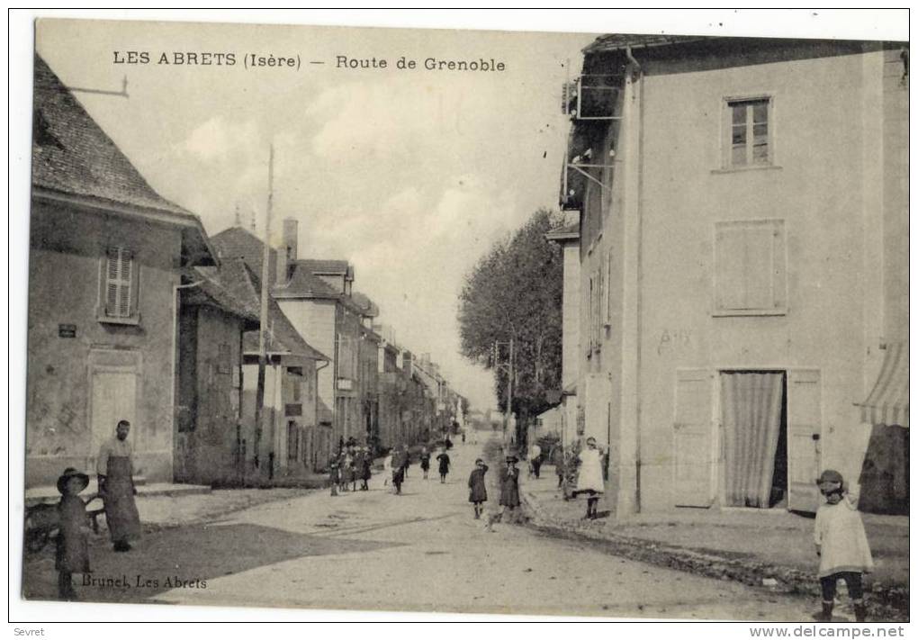 LES ABRETS-  Route De Grenoble . Très Belle Animation. - Les Abrets