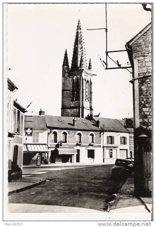 BORAN Sur OISE L'Eglise Avec 2 CV Editions Du Moulin Carte Dentelée Véritable Photo - Boran-sur-Oise