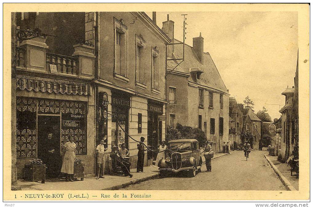 NEUVY LE ROI - Rue De La Fontaine - Bar, épicerie, Pompe à Essence, Auto Faisant Le Plein - Non Circulé - Neuvy-le-Roi