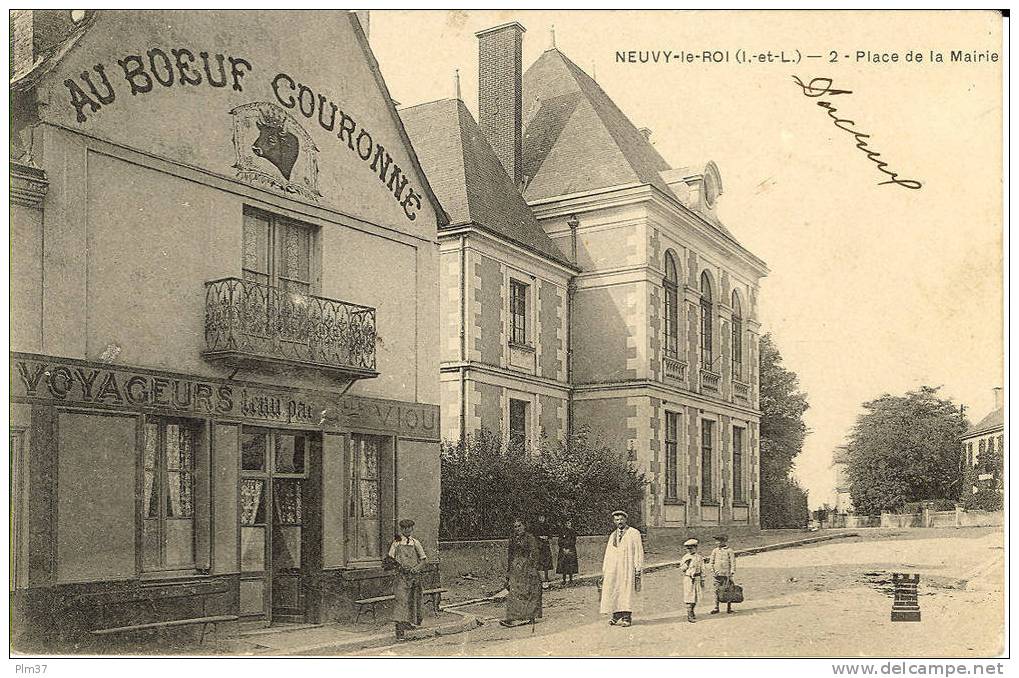 NEUVY LE ROI - Place De La Mairie  - Au Boeuf Couronné - Voy. 1904 - Neuvy-le-Roi