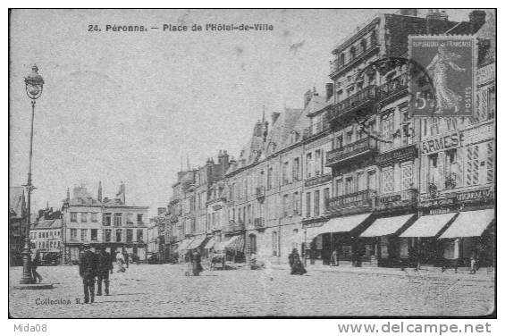 80. PERONNE.  PLACE DE L'HOTEL DE VILLE. - Peronne