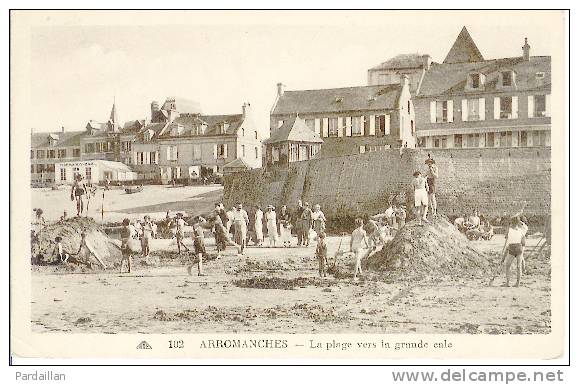 14. ARROMANCHES. LA PLAGE VERS LA GRANDE CALE. BELLE ANIMATION. ENFANTS. - Arromanches