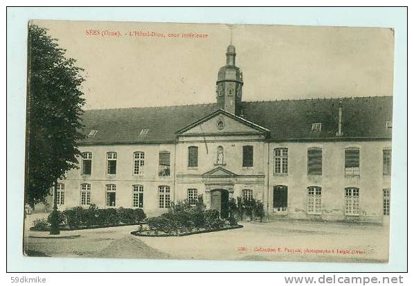 Carte Postale  Sees - L´hotel Dieux - Cour Intérieure - Sees