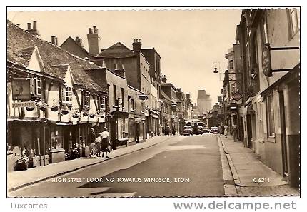 HIGH STREET LOOKING TOWARDS WINDSOR . ETON   /  K6211 - Windsor