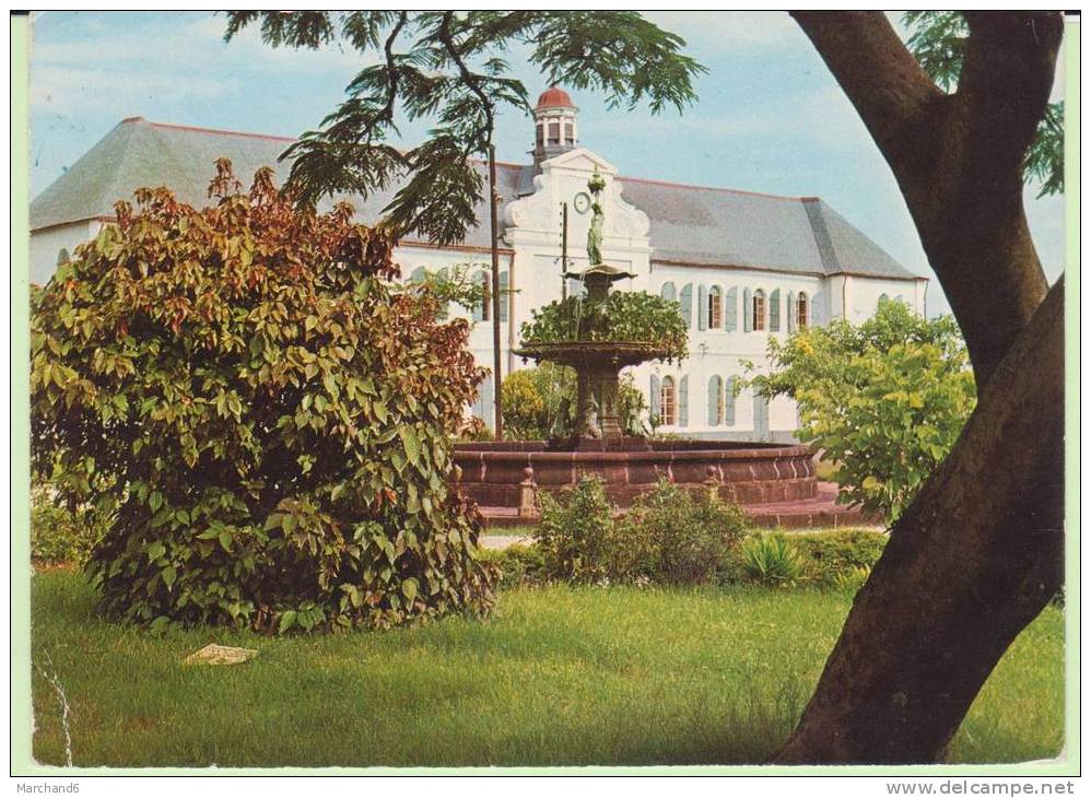 DOM.LA REUNION.SAINT PIERRE.LA MAIRIE  ..MODERNE Cp Plie Coin Bas Gauche - Saint Pierre