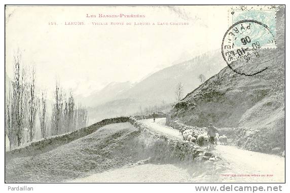 64.  LARUNS. VIEILLE ROUTE DE LARUNS A EAUX-CHAUDES. BEAU PLAN.  TROUPEAU DE MOUTONS. ANIMATION. 1906 - Laruns