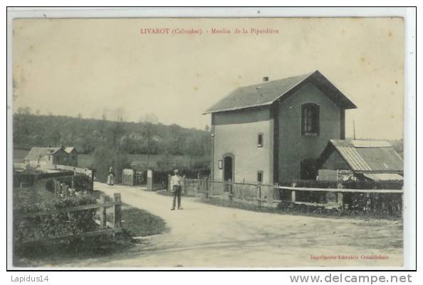 J 39 / CPA  LIVAROT (14)    MOULIN DE LA PIPARDIERE ( Passage A Niveau) - Livarot