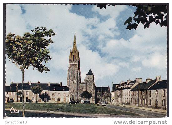 FINISTERE - Le Folgët - La Place Et La Basilque - Le Folgoët