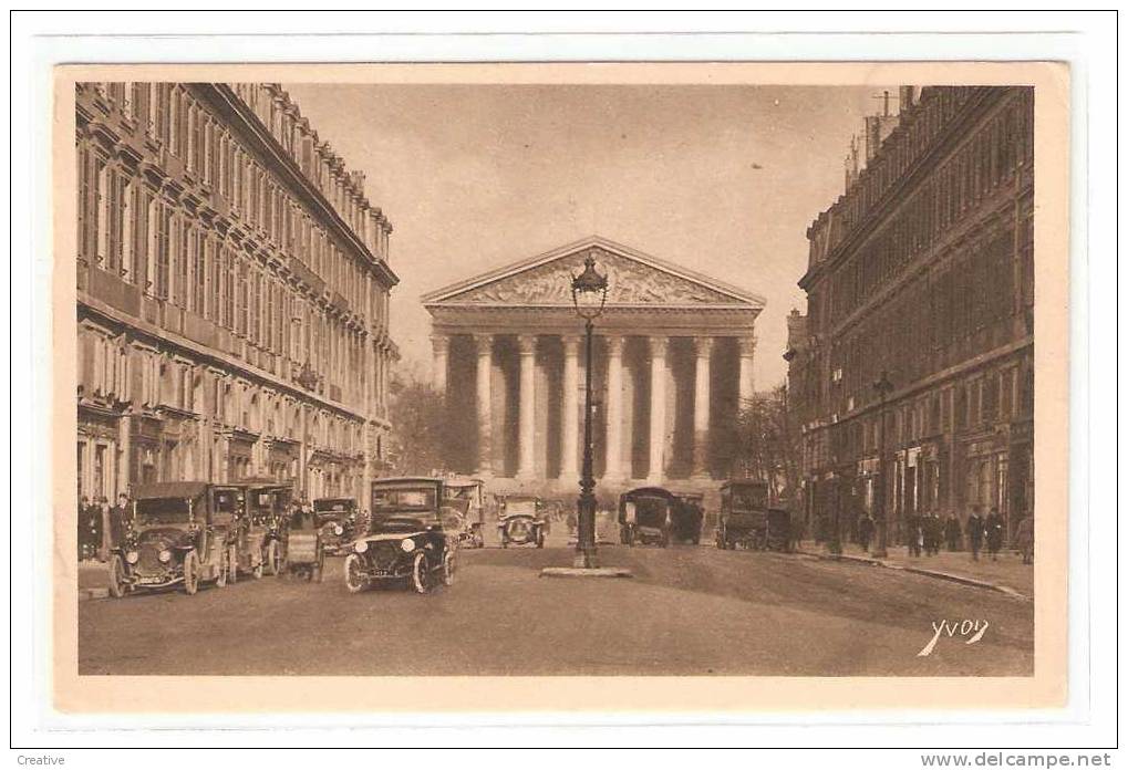 La Madeleine Et La Rue Royale.Paris. Cpa Tres Animés + Automobile - Oldtimers - Transporte Público