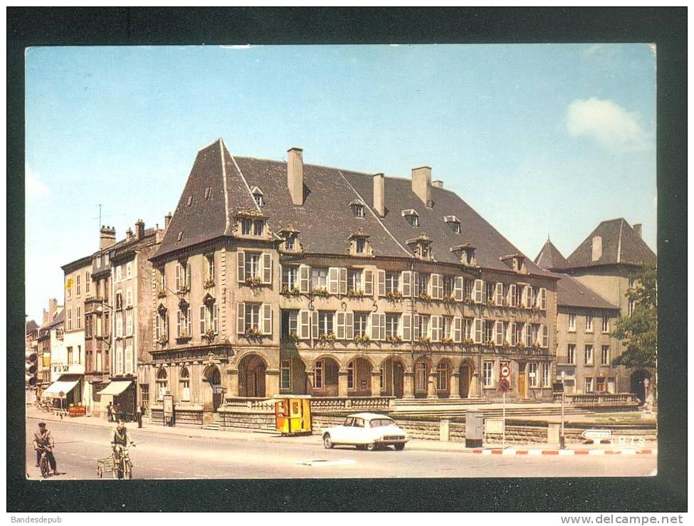 CPSM - Thionville (57) - Hôtel De Ville ( Automobile Citroën DS Marchand De Marrons Glaces Vélo LA CIGOGNE 57 672 79)) - Thionville