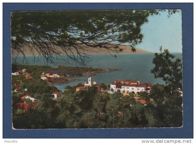 83 - CP CALANQUES DES ISSAMBRES - LE VILLAGE PROVENCAL ET LES CALANQUES - EDITIONS S.E.P.T. - CIRCULEE EN 1959 - Les Issambres