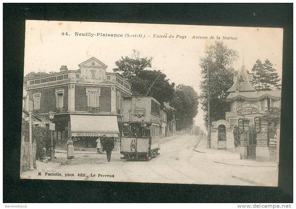 Neuilly Plaisance (93) - Entrée Du Pays - Avenue De La Station ( Animée Tramway Boulangerie FACIOLLE édit. 94) - Neuilly Plaisance