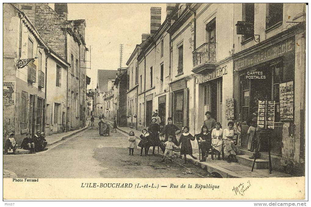 L´ILE BOUCHARD - Rue De La République - Groupe D'Enfants, Tabac, Cartes Postales - CP écrite 1922 - L'Île-Bouchard