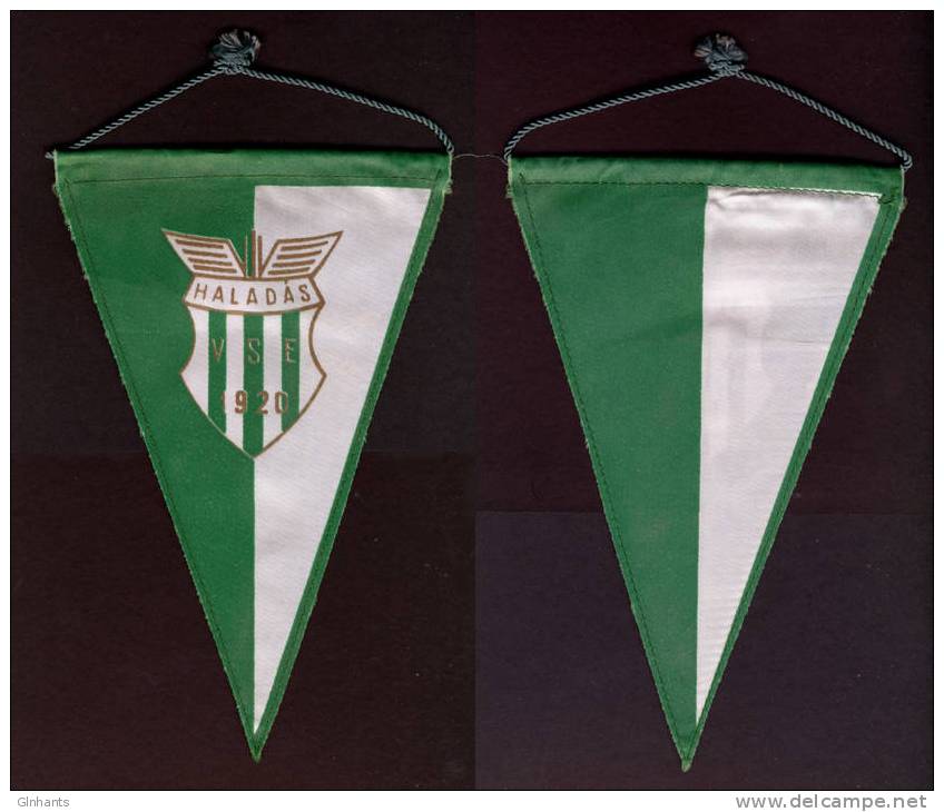 HUNGARY - HALADAS VSE FC FOOTBALL PENNANT FOUNDED 1920 - Abbigliamento, Souvenirs & Varie