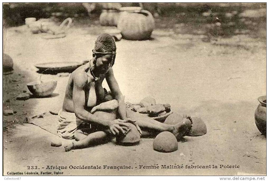 COLLECTION FORTIER N° 233 - AFRIQUE - SOUDAN - FEMME MALINKE NUE ALLAITANT Son BEBE En FAISANT Des POTERIES - NU - NUDE - Sudan