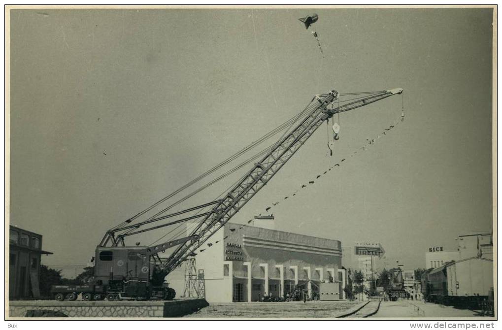 BARI   FOTO  GRU CONSORZIO DEL PORTO DI BARI N PRIMO PIANO  PUGLIA - Luoghi